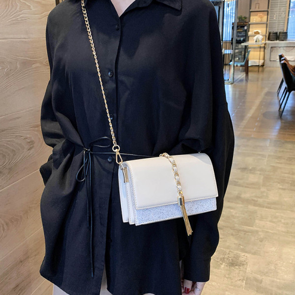 Stílusos női táska fémlánccal és fényes részecskékkel fekete, piros és bézs színben