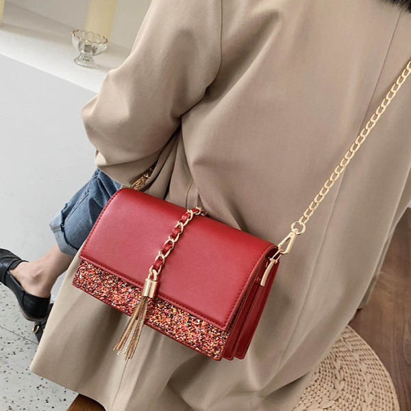 Stílusos női táska fémlánccal és fényes részecskékkel fekete, piros és bézs színben