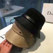 Téli vastag női sapka bőr elemekkel