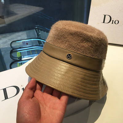 Téli vastag női sapka bőr elemekkel