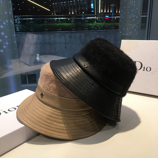 Téli vastag női sapka bőr elemekkel