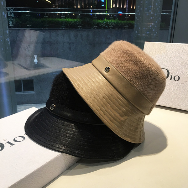 Téli vastag női sapka bőr elemekkel