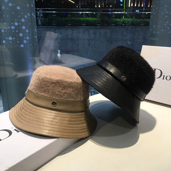 Téli vastag női sapka bőr elemekkel