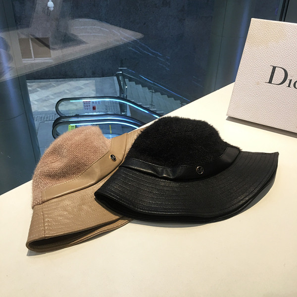 Téli vastag női sapka bőr elemekkel