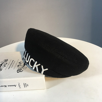 Moodne naiste talvemüts tikitud Lucky kirjaga