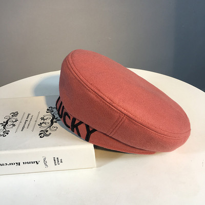 Modern női téli sapka hímzett Lucky felirattal