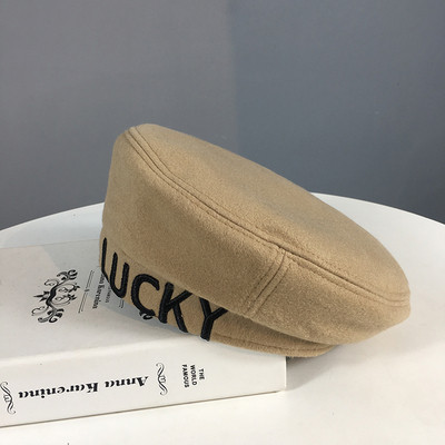 Modern női téli sapka hímzett Lucky felirattal