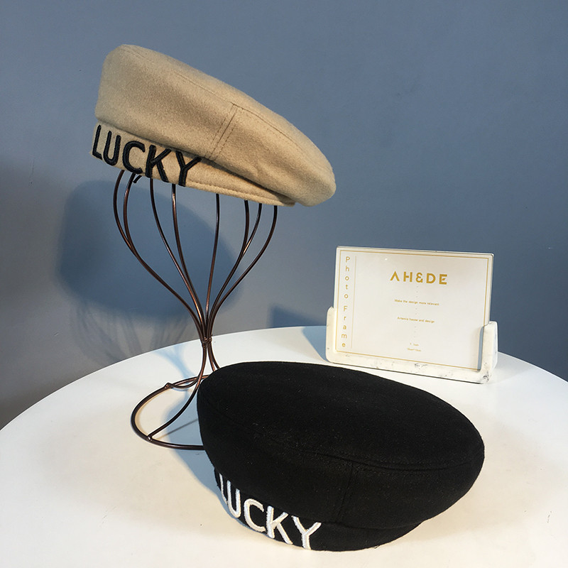 Modern női téli sapka hímzett Lucky felirattal