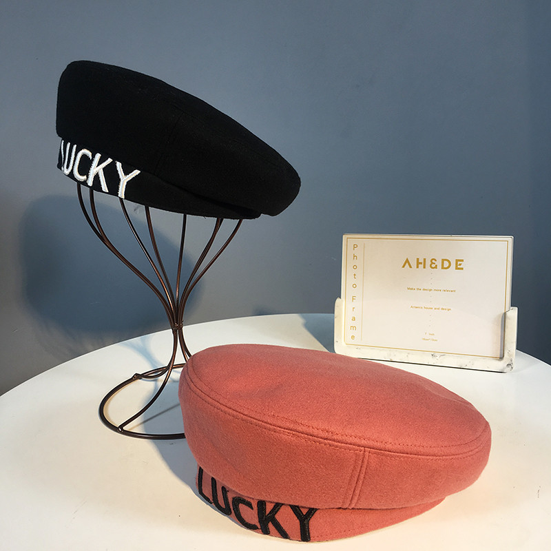 Modern női téli sapka hímzett Lucky felirattal