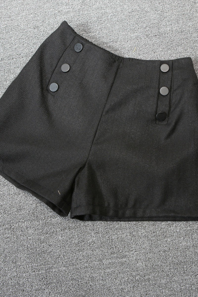 Modern női rövidnadrág gombokkal és magas derékkal