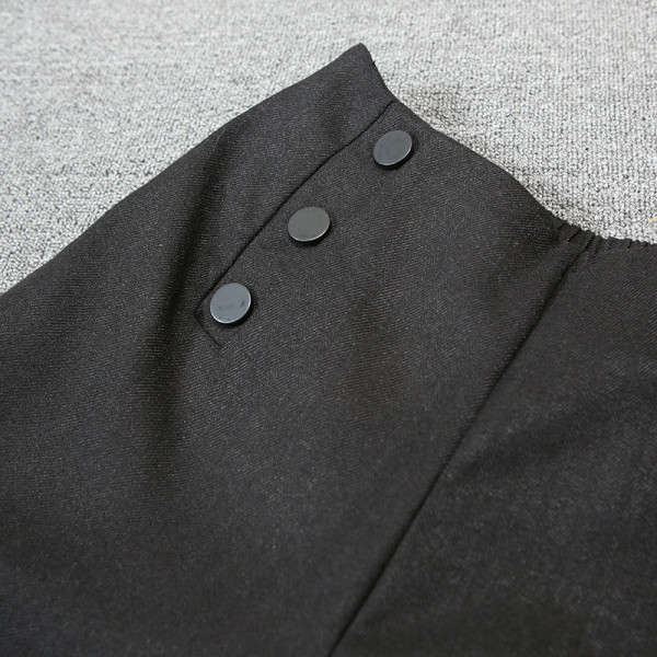 Modern női rövidnadrág gombokkal és magas derékkal