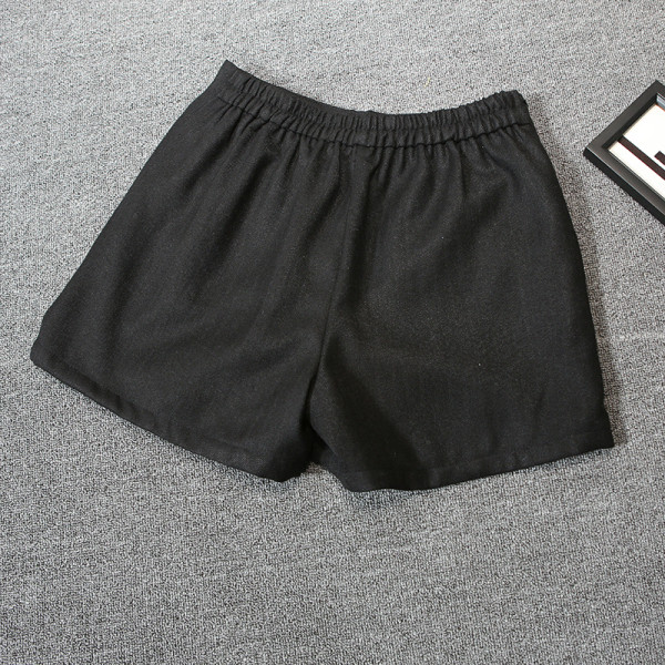 Modern női rövidnadrág gombokkal és magas derékkal