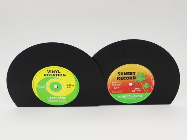 Plastist alus raamatute ja ajakirjade jaoks grammofoniplaadi kujul