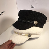 Juhuslik naiste sulemüts visiiri ja kaunistusega