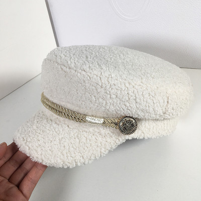 Juhuslik naiste sulemüts visiiri ja kaunistusega