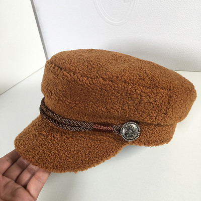 Juhuslik naiste sulemüts visiiri ja kaunistusega