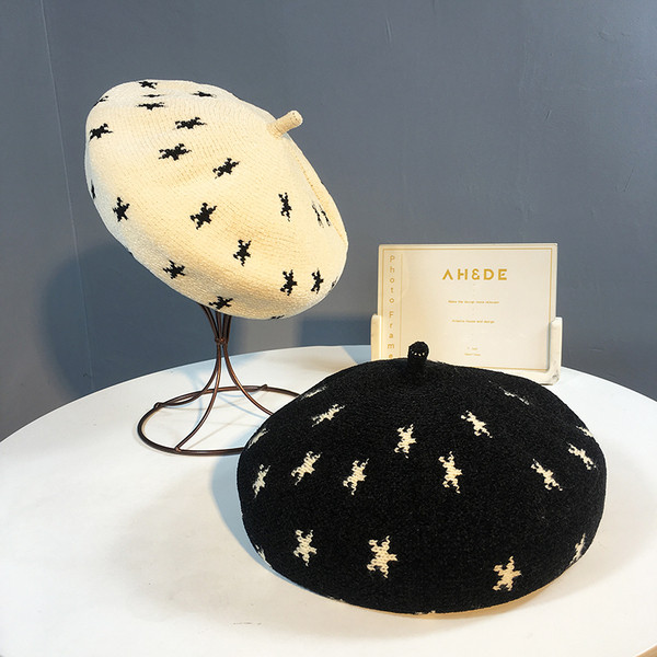 Téli kötött női svájcisapka csillagmintával