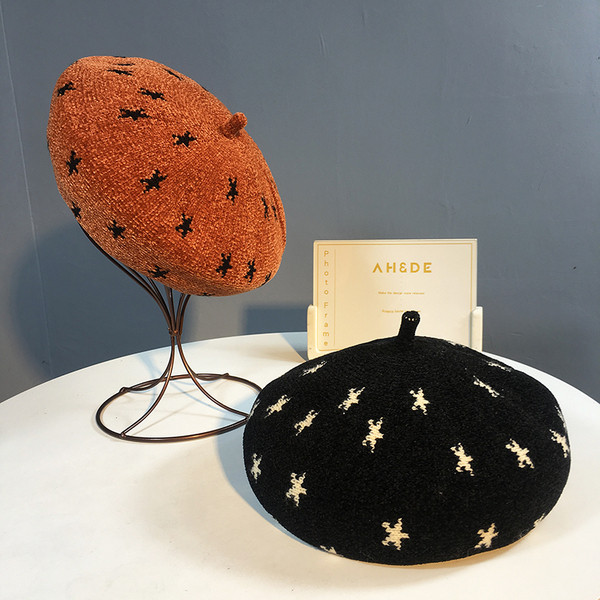 Téli kötött női svájcisapka csillagmintával