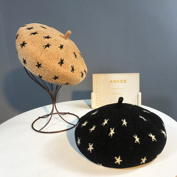 Téli kötött női svájcisapka csillagmintával