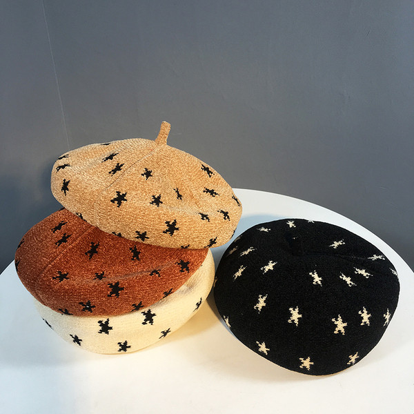 Téli kötött női svájcisapka csillagmintával