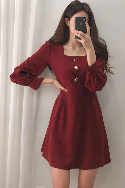 Rövid női ruha gombokkal és szögletes nyakkivágással