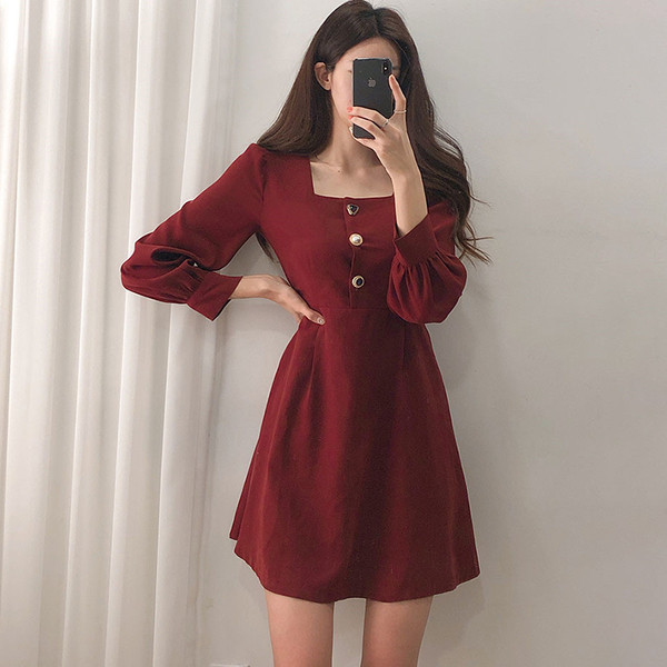 Rövid női ruha gombokkal és szögletes nyakkivágással