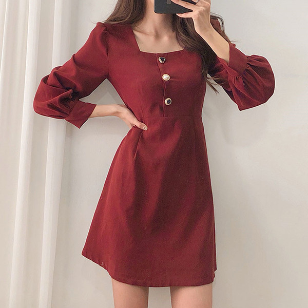 Rövid női ruha gombokkal és szögletes nyakkivágással