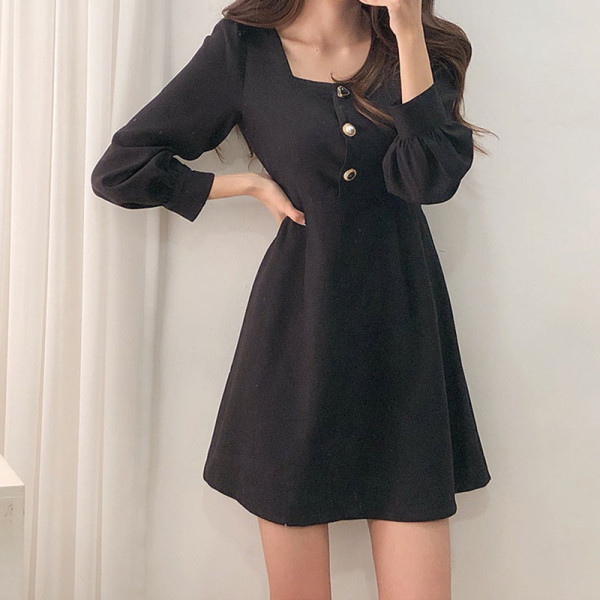 Rövid női ruha gombokkal és szögletes nyakkivágással