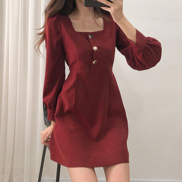 Rövid női ruha gombokkal és szögletes nyakkivágással