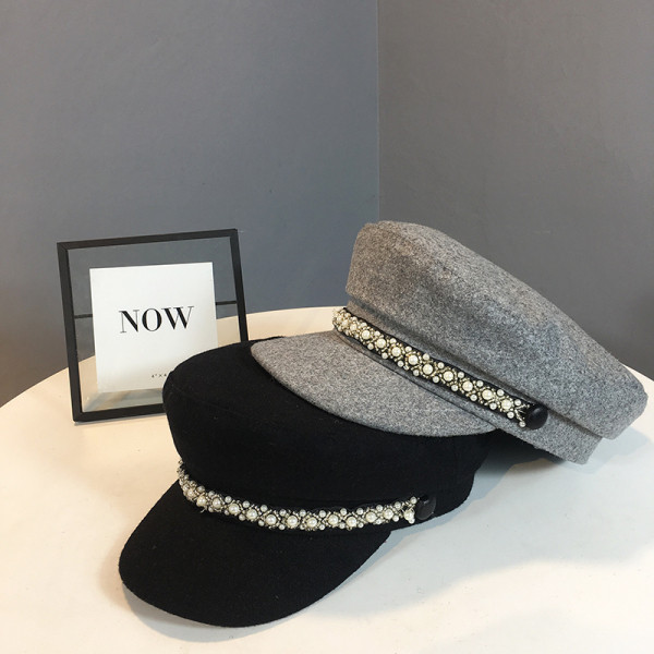 Modern női téli sapka típusú sapka napellenzővel és gyöngyökkel