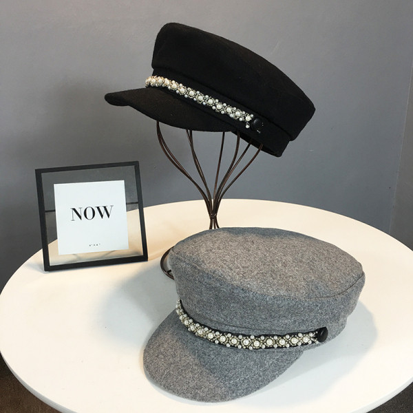 Modern női téli sapka típusú sapka napellenzővel és gyöngyökkel