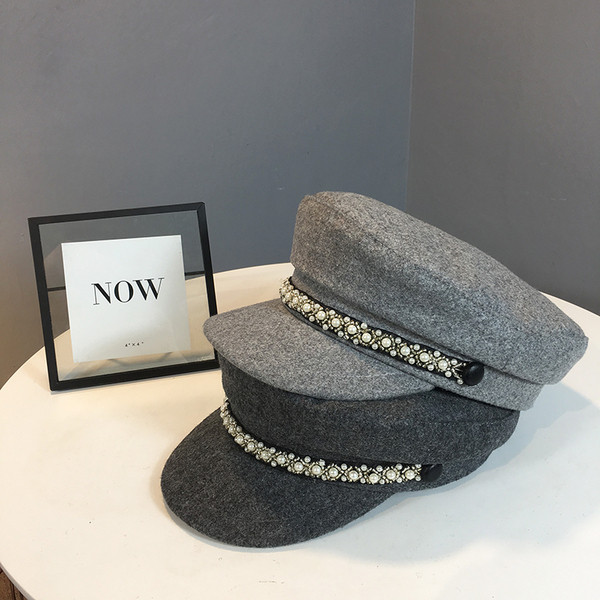 Modern női téli sapka típusú sapka napellenzővel és gyöngyökkel