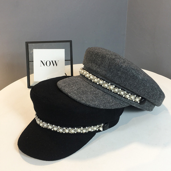 Modern női téli sapka típusú sapka napellenzővel és gyöngyökkel