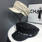 Aktuális női sapka műbőr sapkából, napellenzővel és felirattal