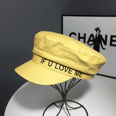 Aktuális női sapka műbőr sapkából, napellenzővel és felirattal