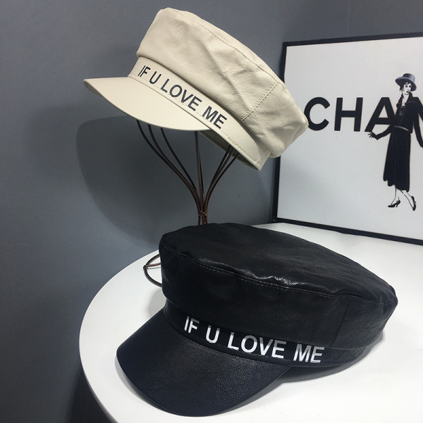 Aktuális női sapka műbőr sapkából, napellenzővel és felirattal