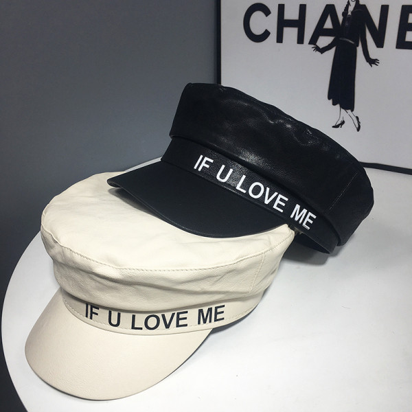 Aktuális női sapka műbőr sapkából, napellenzővel és felirattal