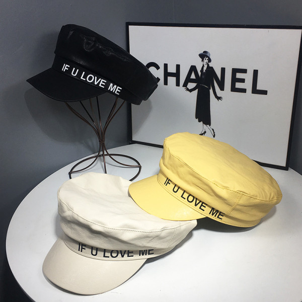 Aktuális női sapka műbőr sapkából, napellenzővel és felirattal