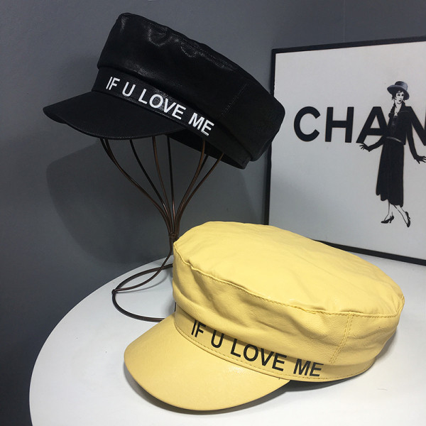 Aktuális női sapka műbőr sapkából, napellenzővel és felirattal