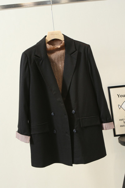 Modern női kabát gombokkal és spitz nyakkivágással