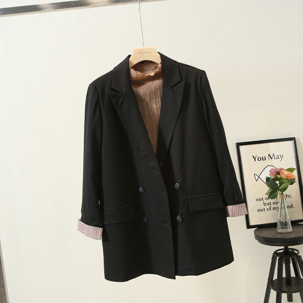 Modern női kabát gombokkal és spitz nyakkivágással