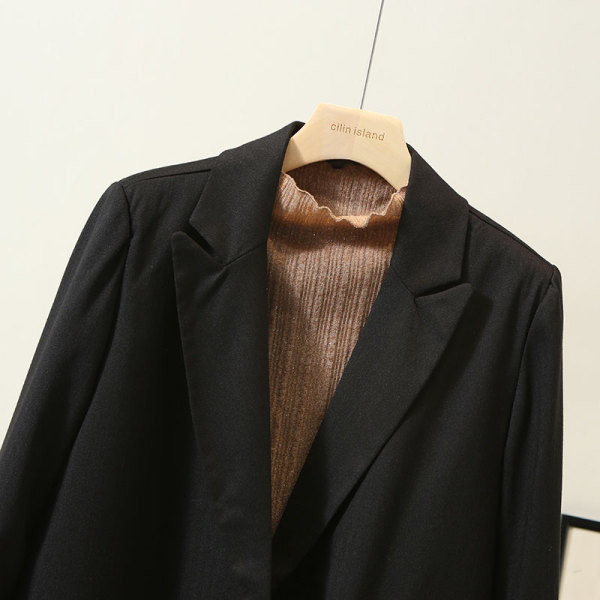 Modern női kabát gombokkal és spitz nyakkivágással