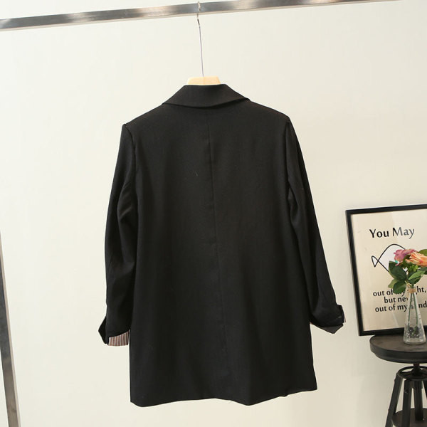 Modern női kabát gombokkal és spitz nyakkivágással