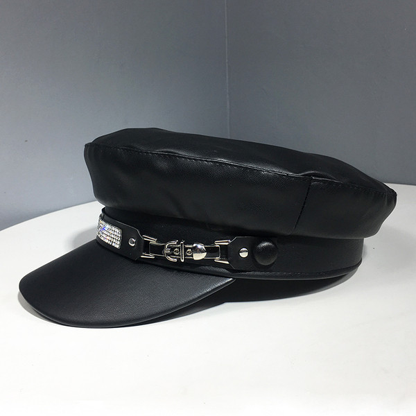 Naujo modelio moteriškos kepurės tipo eko odos kepurė su skydeliu ir metalo puošmena akmenukais