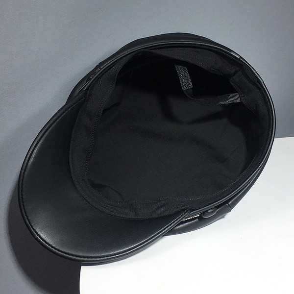 Naujo modelio moteriškos kepurės tipo eko odos kepurė su skydeliu ir metalo puošmena akmenukais