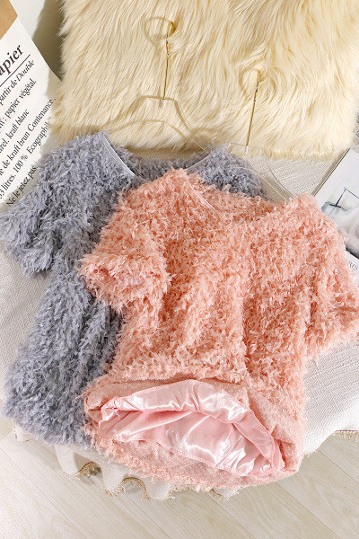 Modern női blúz V-nyakkal és tollal