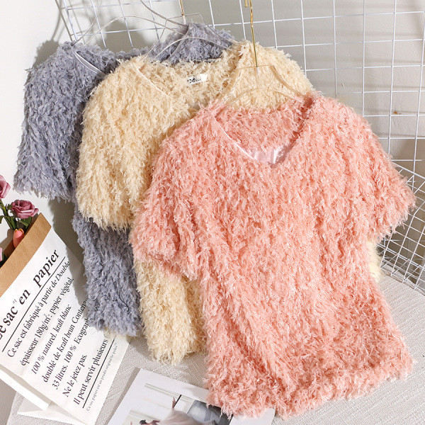 Modern női blúz V-nyakkal és tollal