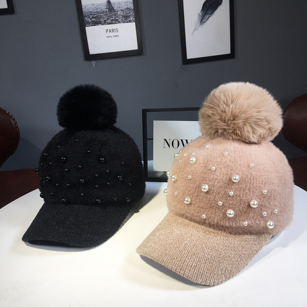 Téli plüss női sapka napellenzővel, pehellyel és gyöngyökkel