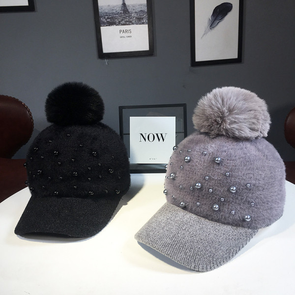 Téli plüss női sapka napellenzővel, pehellyel és gyöngyökkel