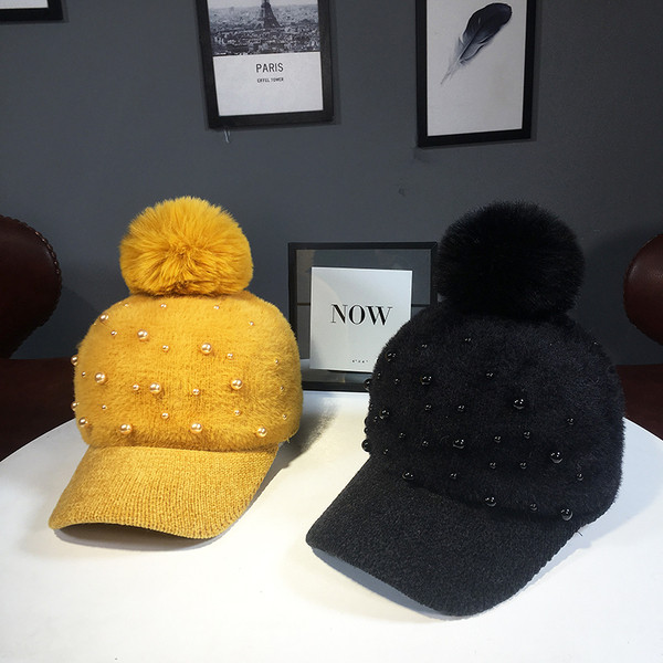 Téli plüss női sapka napellenzővel, pehellyel és gyöngyökkel